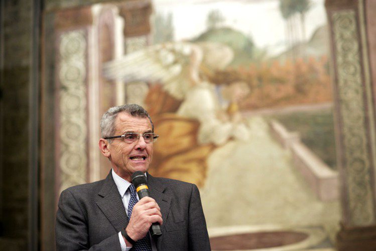 Ferragamo集團總裁Ferruccio Ferragamo在烏菲茲美術館宣布贊助修復計畫。圖／Ferragamo提供