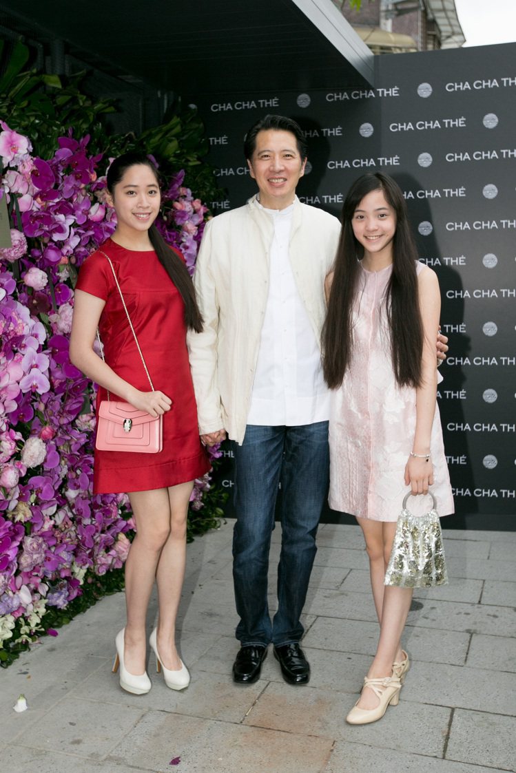 台北市議員歐陽龍與女兒歐陽妮妮、娜娜穿夏姿服飾，儼然是夏姿的代言人。圖／夏姿提供
