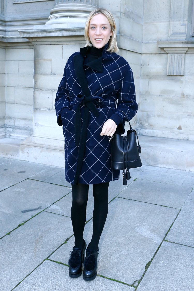 Chloe Sevigny 穿 LV 早秋的格紋外套，隨意在腰間繫上腰帶，就是一派輕鬆時尚。圖／LV提供