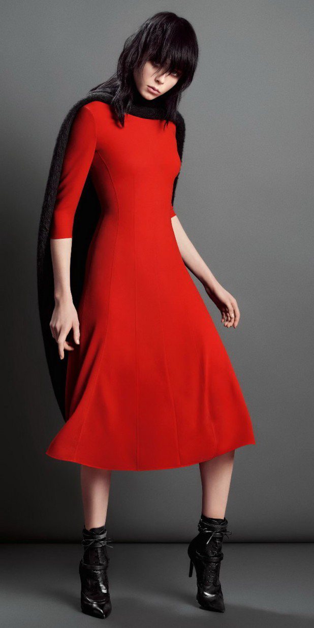 吳季剛為HUGO BOSS操刀的第一季女裝廣告，以中國紅洋裝打造新形象。圖／HUGO BOSS提供