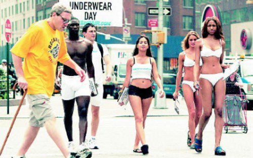 一批衣著「光」鮮的男女模特兒，曾把紐約市「聯合廣場」當伸展台。圖／法新社