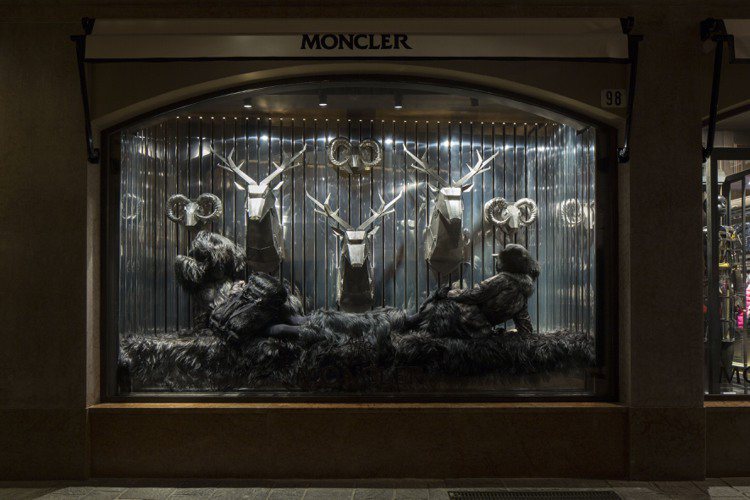 Moncler 義大利專賣店櫥窗。圖／Moncler提供