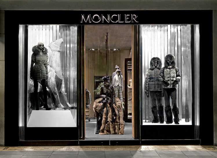 Moncler 2014-15秋冬櫥窗設計─SHINY CHALET 凜冽格調打造雪地璀璨風貌。圖／Moncler提供