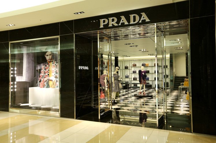 PRADA 在台中新光三越開設全新佔地二層樓的奢華專門店。此店點將為品牌在台中最大的一家門市。圖／PRADA提供
