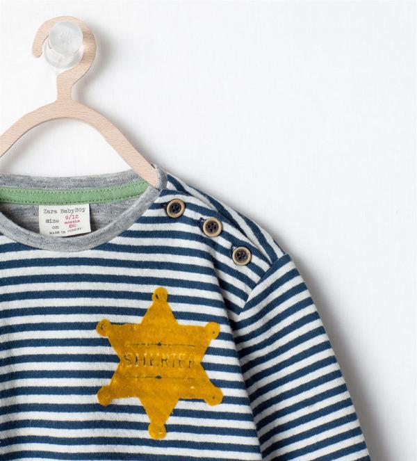 ZARA 這兒童 T 恤上的星星印有鏤空「警長 SHERIFF」字眼。圖／擷取自independent.co.uk