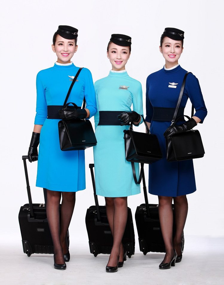 陳季敏為廈門航空設計空姐制服，充滿60年代復古風情。圖／JAMEI CHEN提供