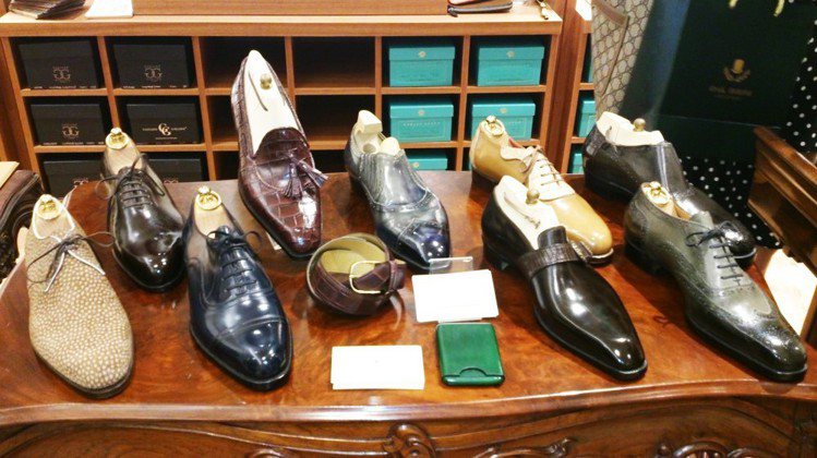 OAK ROOM 引進了經典手工訂製鞋Edward Green，備受英國與日本皇室喜愛的Foster & Son，休閒鞋品牌Sartorial Footwear，以及主打多元、叛逆設計的Gaziano & Girling四大英國頂級皮鞋品牌。圖／記者陳于婷攝影