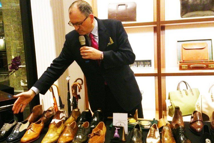 活動現場請來Foster & Son品牌代表Andy Murphy與日本II Quadrifogli手工訂製鞋師傅Atsushi Kyunai親自解說各種鞋款。圖／記者陳于婷攝影