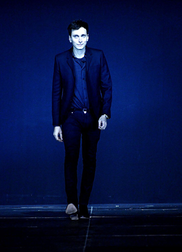 2013春夏，聖羅蘭迎來了他們的新任品牌設計總監 Hedi Slimane，這位曾入主YSL、Dior 男裝的設計師，再度用他享譽全球的「窄版風格」為聖羅蘭重塑品牌特色。圖／達志影像