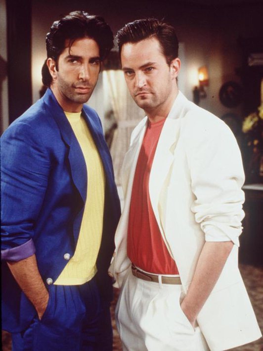 Ross 和 Chandler 梳油頭、穿上西裝扮《邁阿密風雲》男主角 Don Johnson。圖／擷自telegraph