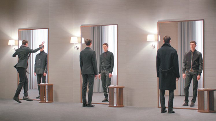 愛馬仕秋冬男裝廣告Men Etcetera，男子「穿越」鏡子走出找到自我風格。圖／愛馬仕提供