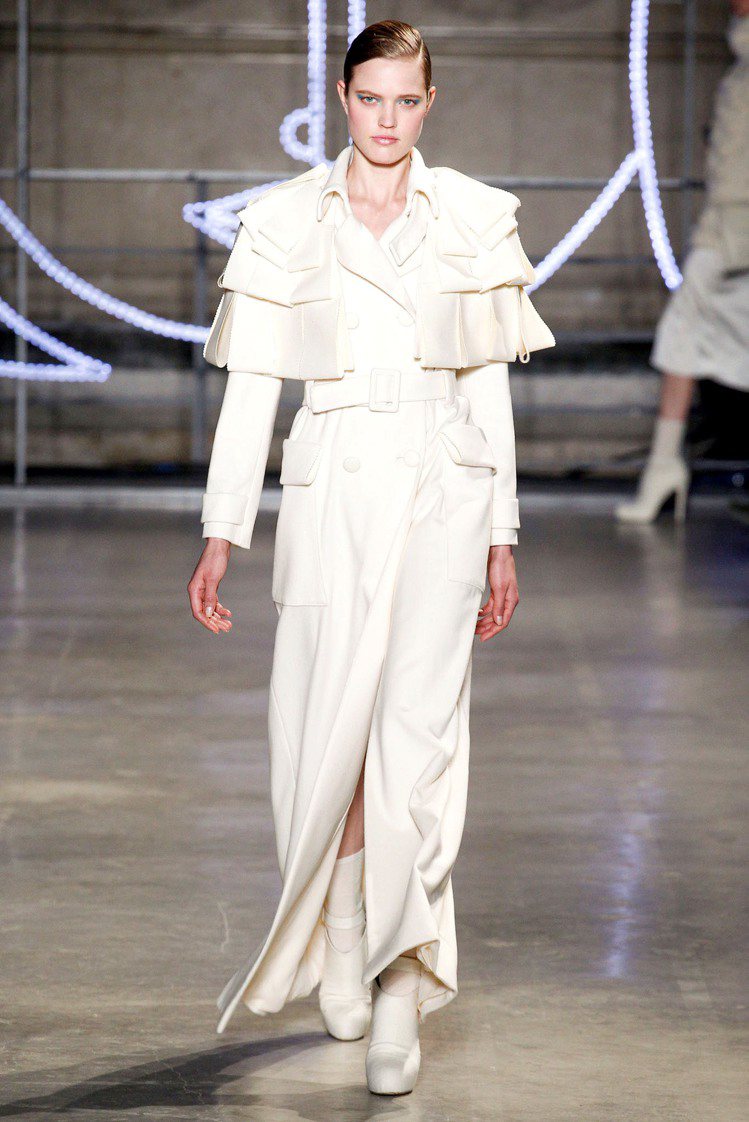 強調立體剪裁輪廓讓白色大衣洋裝更具氣勢，又不失優雅氣息。圖／擷自style.com