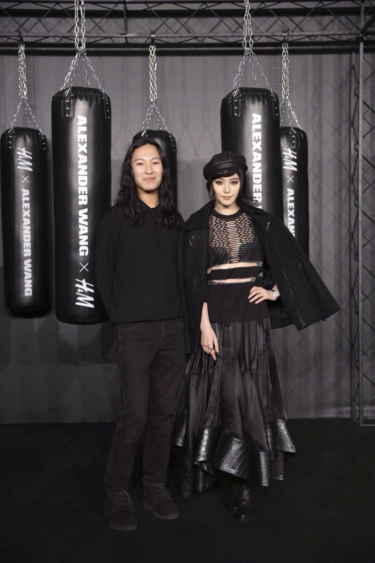 范冰冰出席「Alexander Wang X H&M」上市派對，與王大仁合影。圖／擷自
overdope.com
