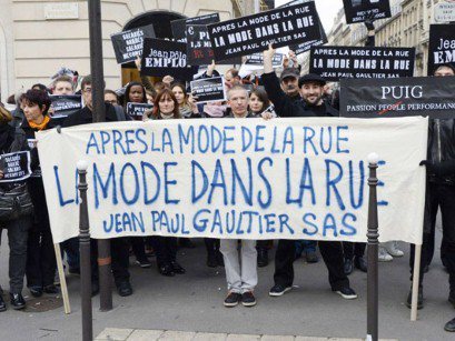 日前約有 40 名員工踏上法國巴黎著名的精品購物區蒙田大街（Avenue Montaigne）上抗議 Puig 集團裁員。圖／擷自telegraph