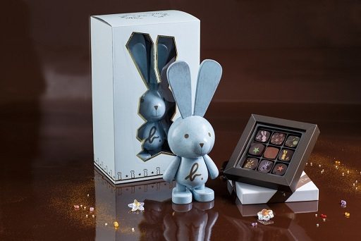 agnes b.藍色小兔木頭公仔夾心巧克力組-圖／agnes b.提供
