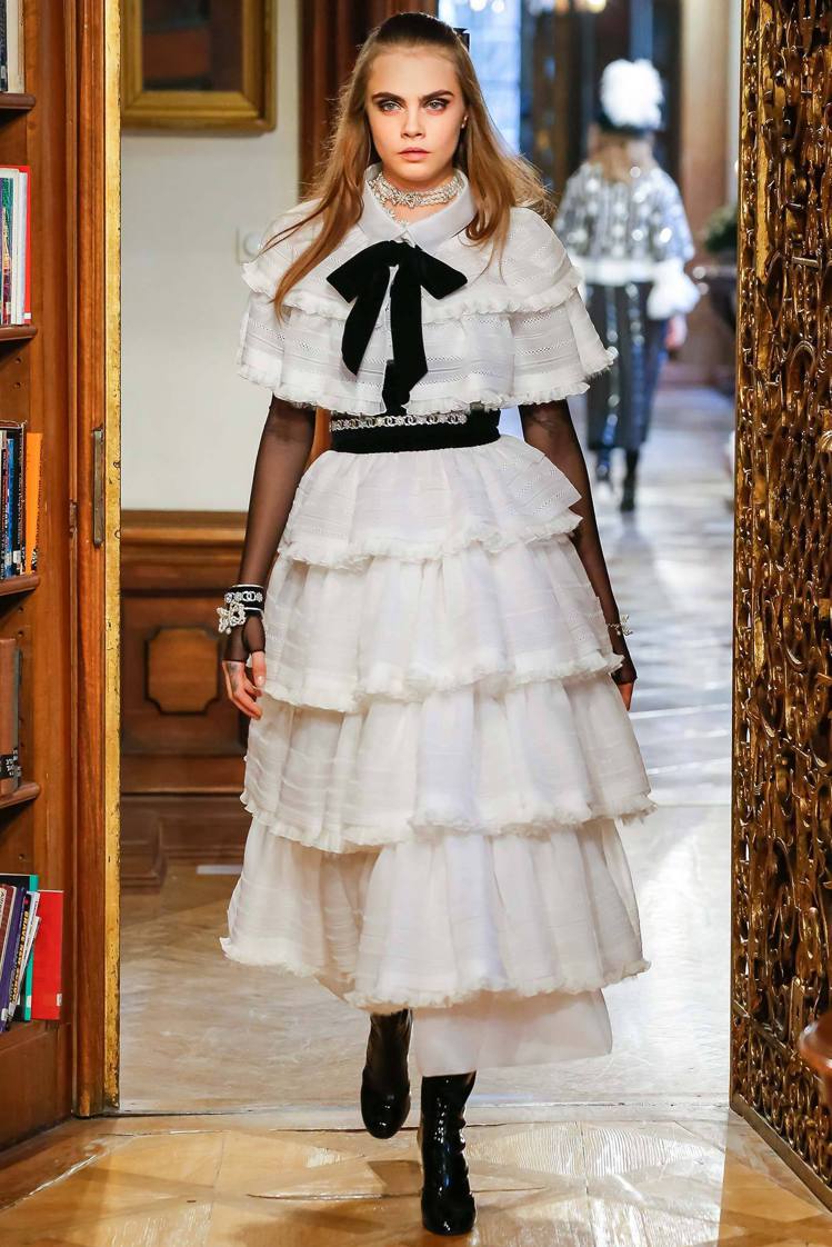 卡拉迪樂芬妮身穿一襲白色結構式洋裝，看起來宛如貴族莊園裡的千金般，充滿優雅俏皮的淑女味。圖／擷自style.com