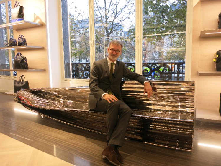 LONGCHAMP的CEO也是家族第三代成員尚卡士格蘭，所坐的是藝術品般的鍛壓長凳。圖／LONGCHAMP提供