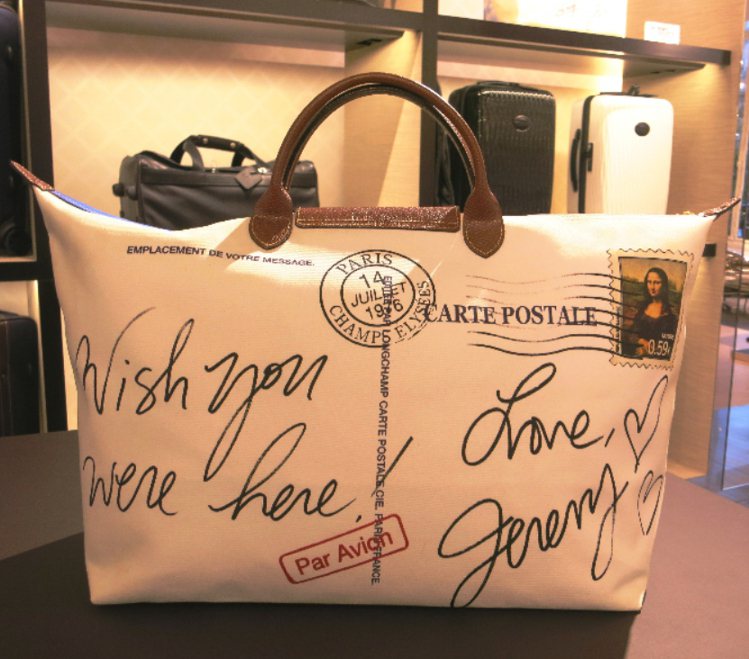 Jeremy Scott為香榭麗舍旗艦店開幕設計的限量包，背面是張來自巴黎的明信片，定價220歐元，約台幣8,530元。圖／記者陳若齡攝影