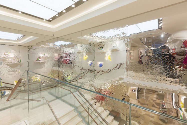 LONGCHAMP 香榭麗舍大道旗艦店內擁有許多藝術裝置，牆面為丹麥藝術家作品「雲朵奇想」。圖／LONGCHAMP提供