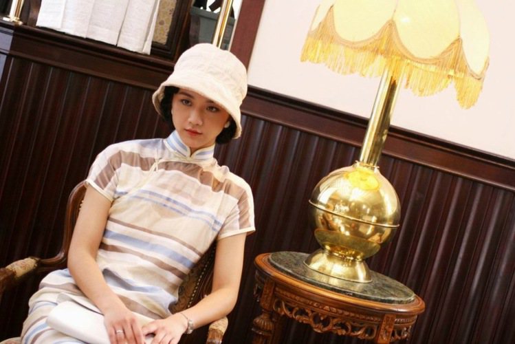1940年代的上海與香港，女人流行穿短袖旗袍，好讓豐腴白皙的手臂可以完美呈現出象...