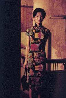 《花樣年華》故事背景時空設定為1960年代的香港，在片中可見到張曼玉飾演的職業女性蘇麗珍的多種旗袍造型，高達26件的單品，每一件都非常古典迷人。圖／聯合報資料照