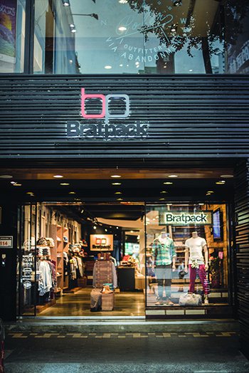 BRATPACK隸屬於在亞洲八國擁有超過三百間門市的PRIMER集團，陸續增加品牌後，以「Lifestyle」作為訴求，並且成立BRATPACK通路品牌，在亞洲成為流行潮流的發聲者已經25年。圖／style master提供