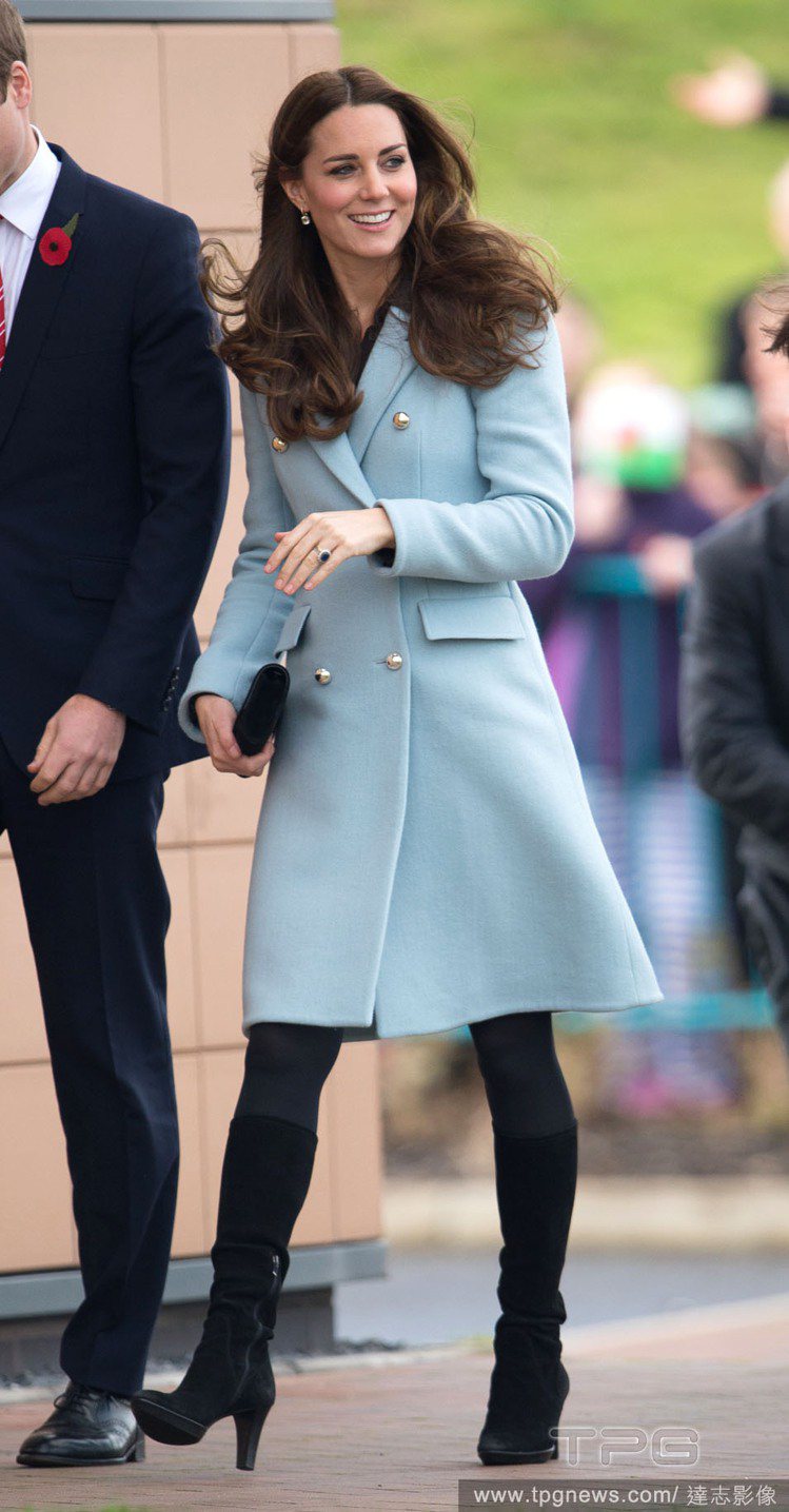 「大衣控」凱特密道頓很喜歡選擇A字線條的洋裝式大衣，前陣子她與老公威廉王子參訪威...