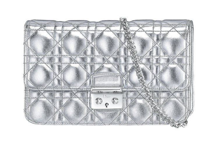 Dior
Miss Dior銀色亮面晚宴包，69,000元圖／業者提供非報系