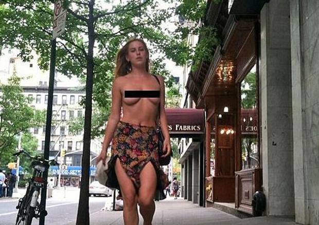 布魯斯威利的女兒史考特威利，裸上半身力挺「解放乳頭」運動。圖／擷自Instagram