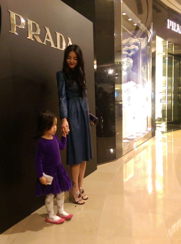 夏黃廉盈和女兒。記者吳曉涵攝影