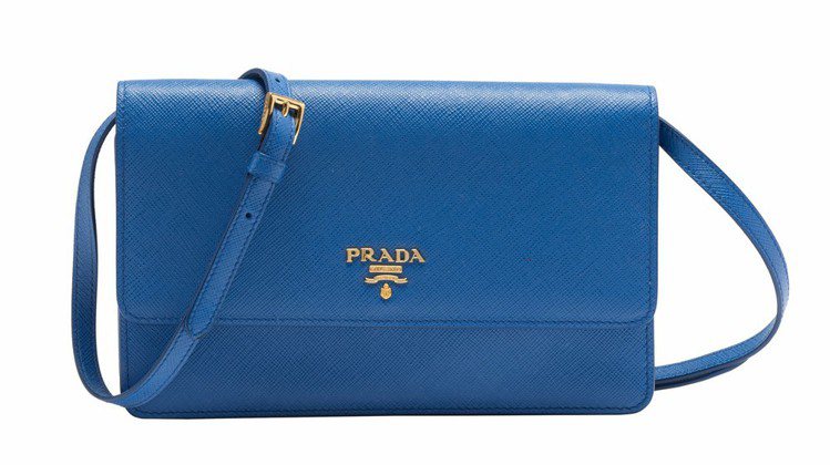 寶藍色Prada Saffiano lux 500。圖／Prada提供