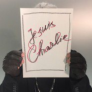 拉格斐自拍他手持「我是查理」的手繪稿，抗議恐怖攻擊。圖／擷自Karl Lagerfeld臉書