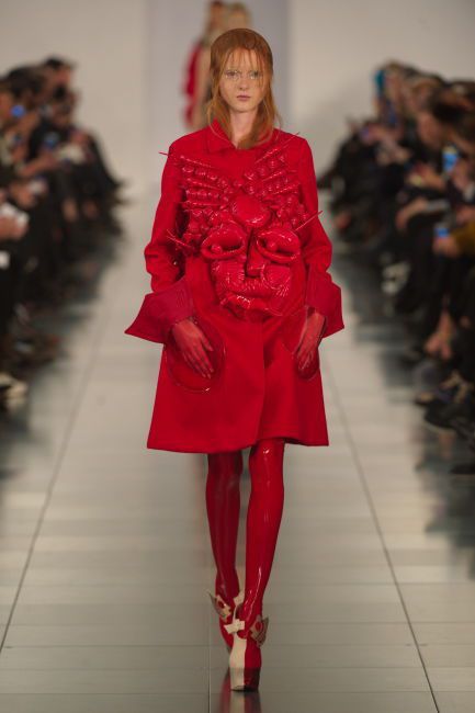 John Galliano重返時尚，血紅色禮服如鬼新娘般，陰沉而神秘。圖／MMM...
