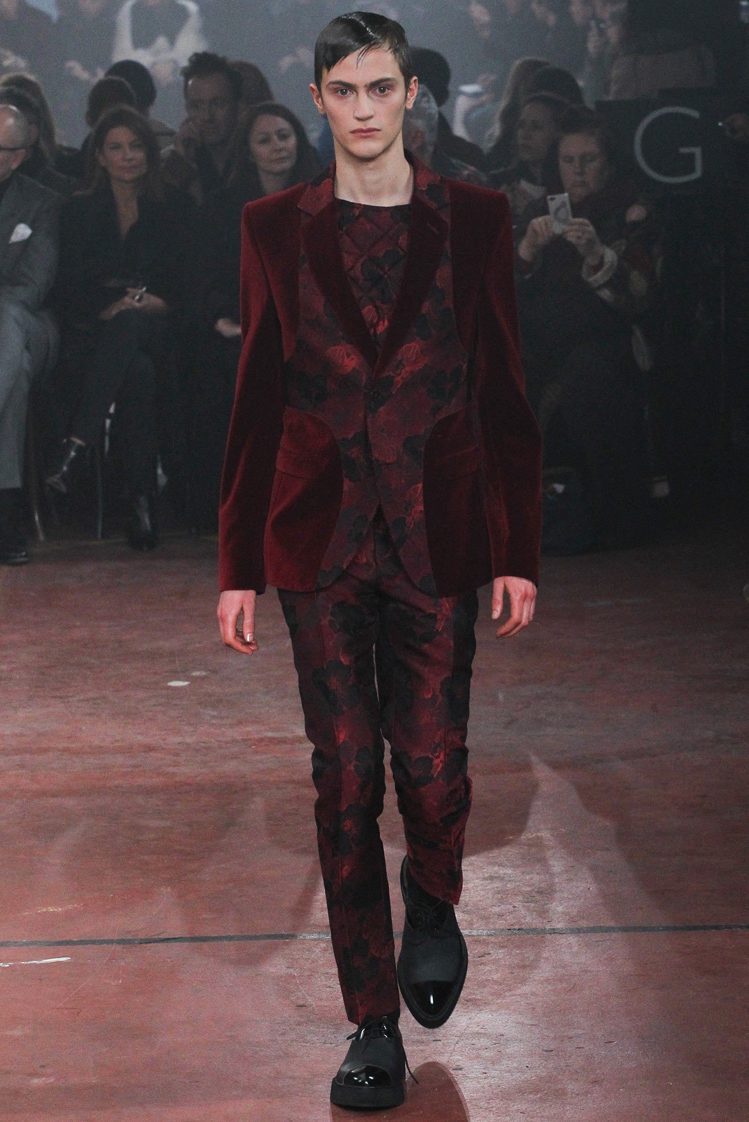 Alexander McQueen 利用幾何剪裁與拼接技巧，將花朵巧妙地融入條紋西裝、圓領上衣、夾克與大衣等單品。圖／擷自style.com