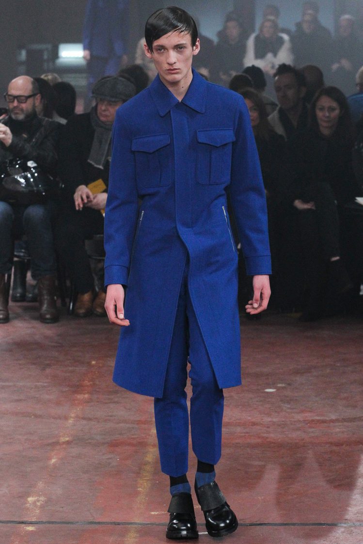 軍裝風是 Alexander McQueen  2015 秋冬男裝重點之一。圖／擷自style.com