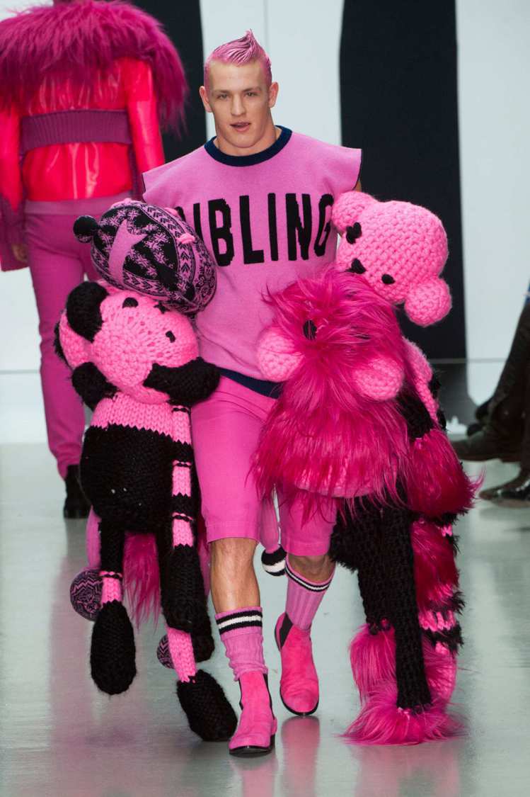 SIBLING 讓男模拎起布娃娃、穿上粉紅新裝，打造甜美、惡搞又充滿童心的秋冬男裝。圖／擷自nymag.com