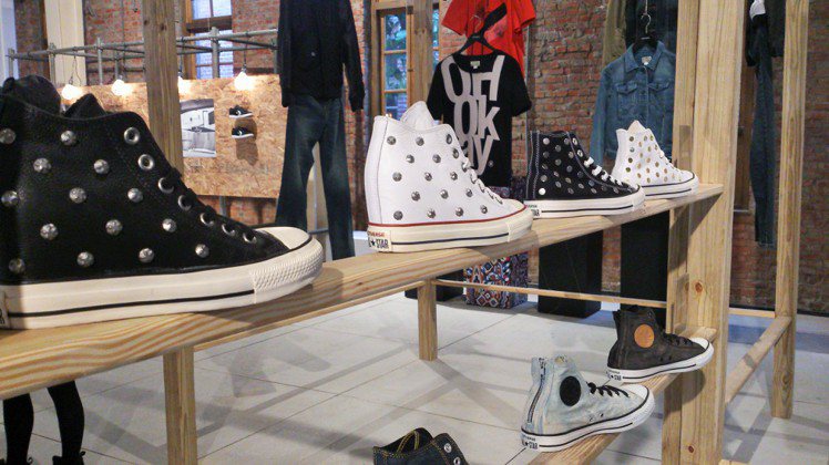 CONVERSE 日前推出 2015 春季鞋款，帶來新一波街頭時尚風情。圖／記者陳于婷攝影