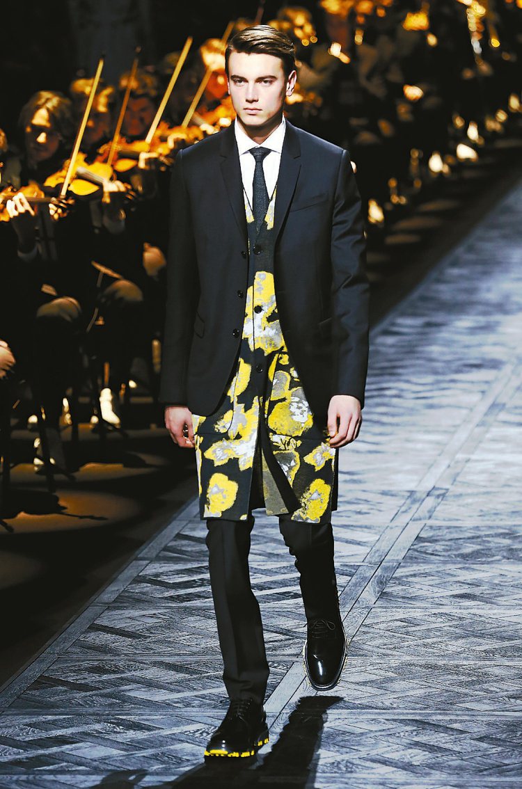 Dior Homme秋冬新裝運用印花與多層次穿搭。圖／美聯社