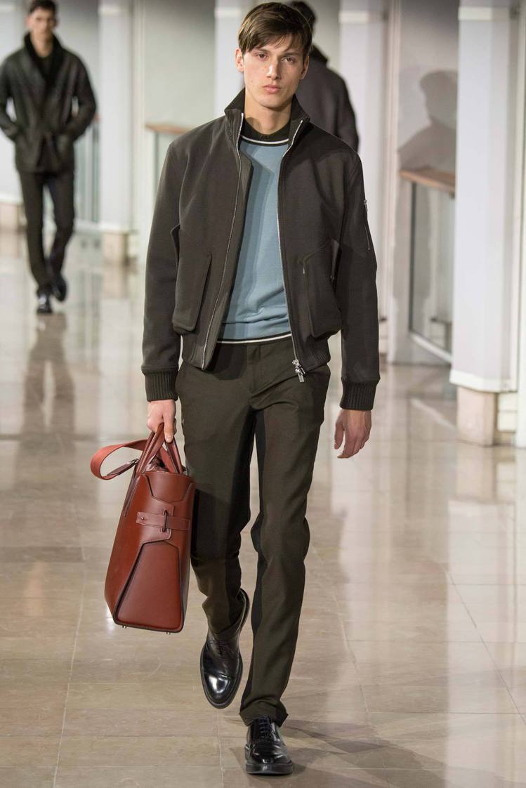 飛行夾克依舊當紅，深色內搭淺色的組合也讓容易讓人覺得變化不大的男裝透過色彩的多樣組合顯得更年輕有型。圖／擷自style.com