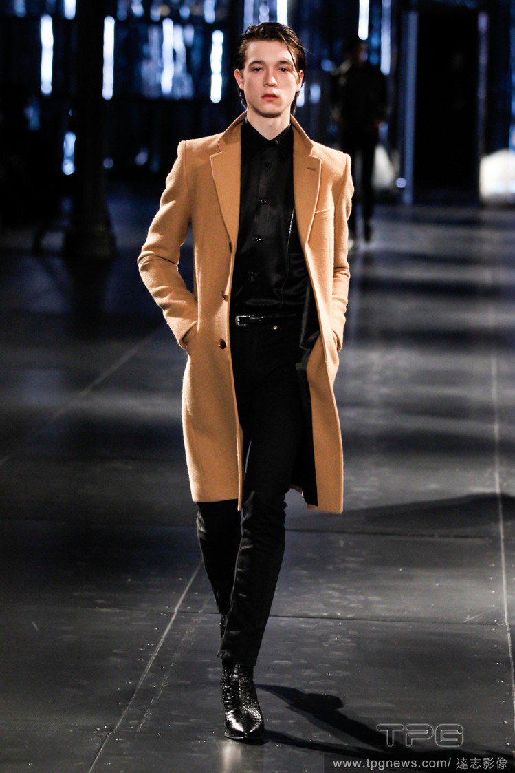聖羅蘭（SAINT LAURENT）2015 秋冬男裝，帶大家走進優雅俐落的黑色巴黎國度。圖／達志影像