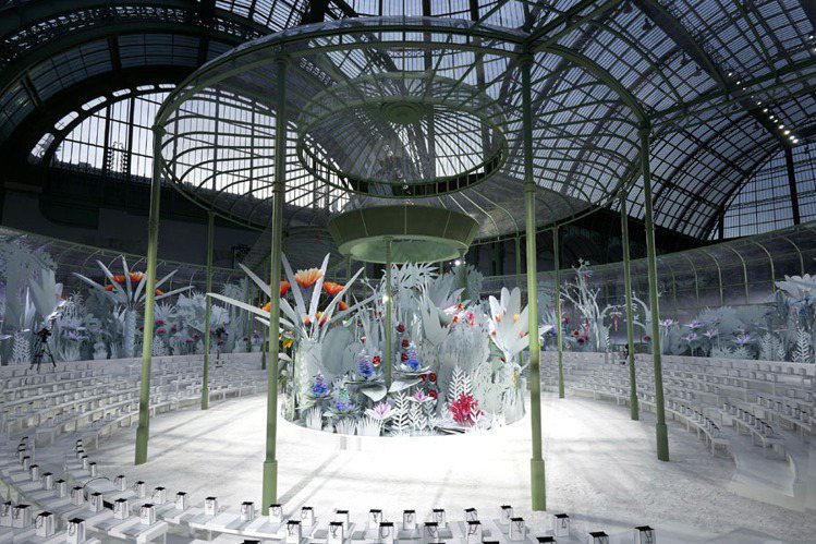 卡爾拉格斐在巴黎大皇宮發表香奈兒2015年春夏高級訂製服系列。華麗的溫室花園，開...