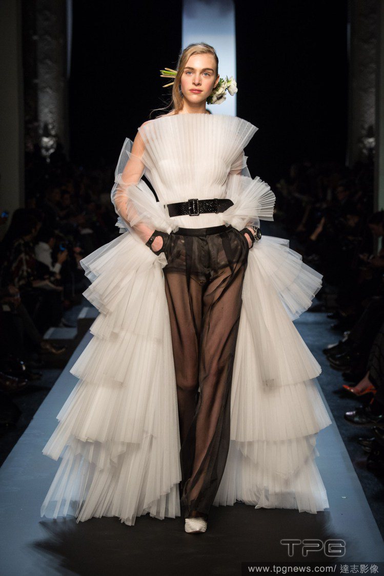 Jean Paul Gaultier 高級訂製服秀上的新娘很有個性。圖／達志影像