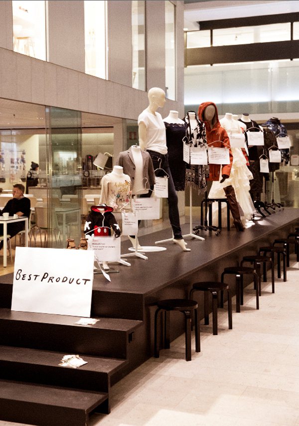 H&M總部一樓即時公告當季熱賣商品。圖／H&M提供
