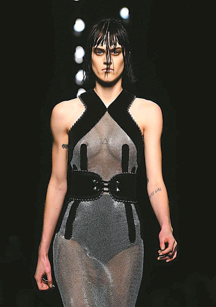 Alexander Wang王大仁在紐約時裝周的作品，透明洋裝以黑色線條巧妙遮蓋重點部位。圖／法新社