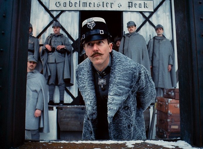 在片中飾演探長Henckel的愛德華諾頓，身穿FENDI灰色俄國羔羊皮雙排釦軍裝大衣。圖／FENDI提供