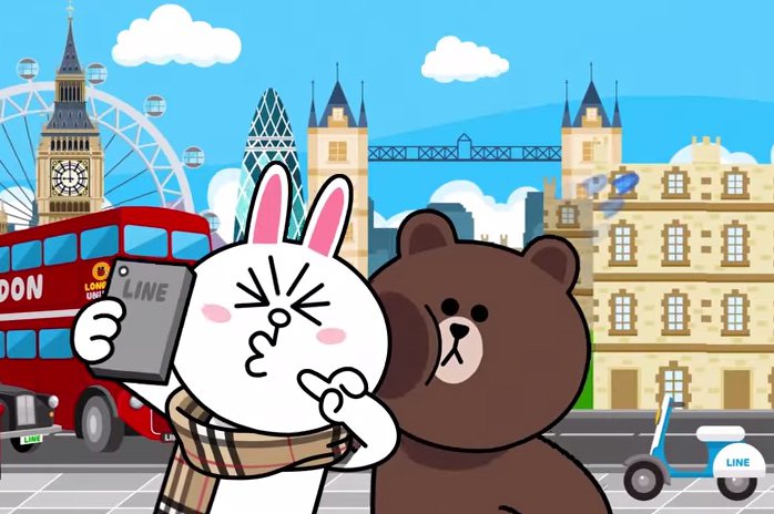 動畫延續了熊大跟兔兔在倫敦的旅程，不僅穿戴 BURBERRY 風衣與圍巾逛街，兩人還受邀成為 Burberry Prorsum 服裝秀的前排嘉賓。圖／擷自youtube