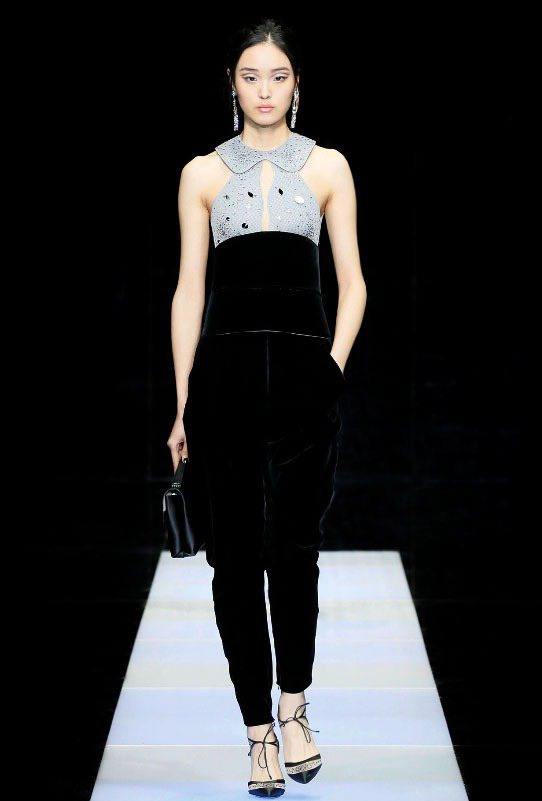 Giorgio Armani 秋冬女裝領口設計是一大重點，充滿優雅女人味。圖╱G...