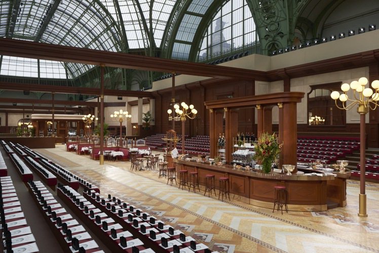 2015秋冬香奈兒打造「Brasserie Gabrielle嘉柏麗餐館」，女模身穿香奈兒新裝穿梭於這間小餐館中，賓客坐在餐館的椅上，彷彿如同巴黎街頭小酒館每天都會上演的情景。圖／CHANEL提供