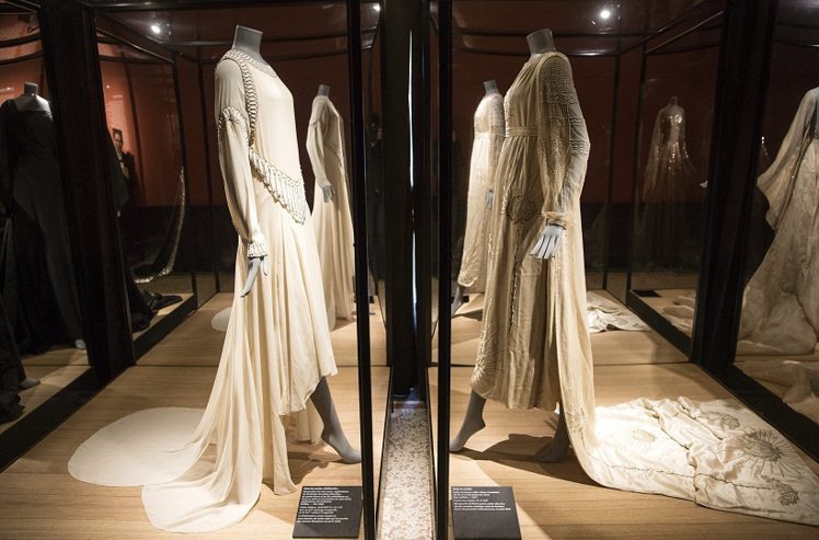 法國時尚精品浪凡(LANVIN)的創始人珍浪凡(Jeanne Lanvin)的骨董服飾，目前在巴黎The Palais Galliera展出。圖／歐新社