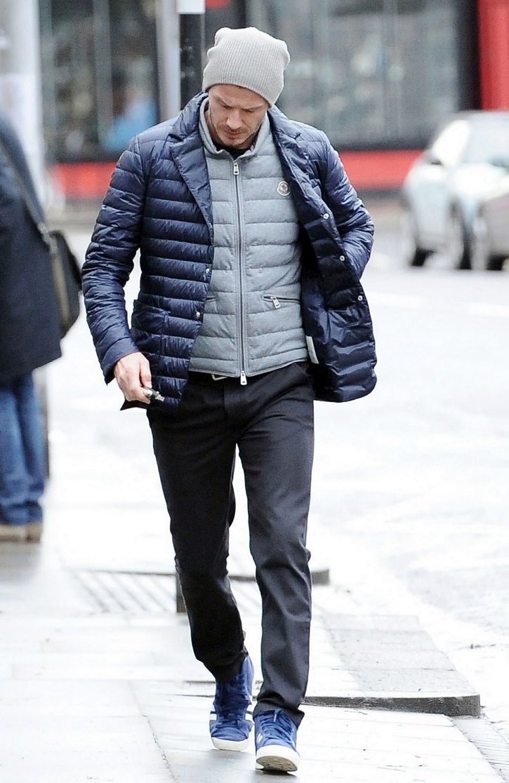 萬人迷貝克漢(David Beckham)以休閒褲巧搭西裝領剪裁的輕羽絨外套，帥氣演繹Moncler輕羽絨系列。圖／Moncler提供